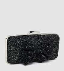 ما هي أبرز حقائب الكلاتش للمناسبات المسائية؟